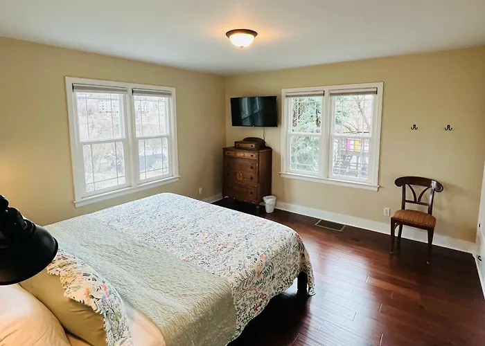 State Street Cottage, Suite 2