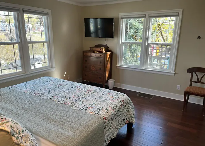 State Street Cottage, Suite 2