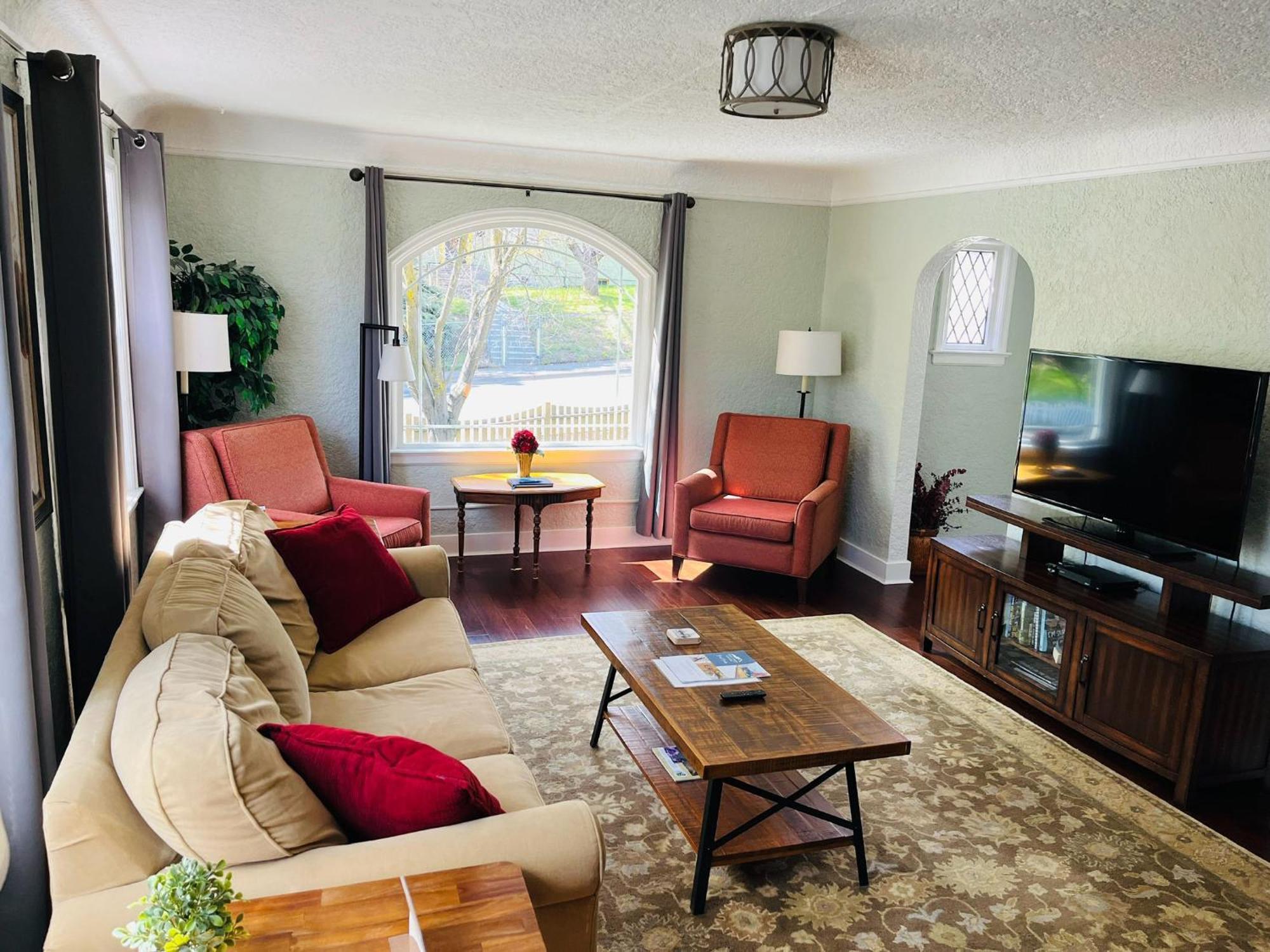 State Street Cottage, 2 * Pullman