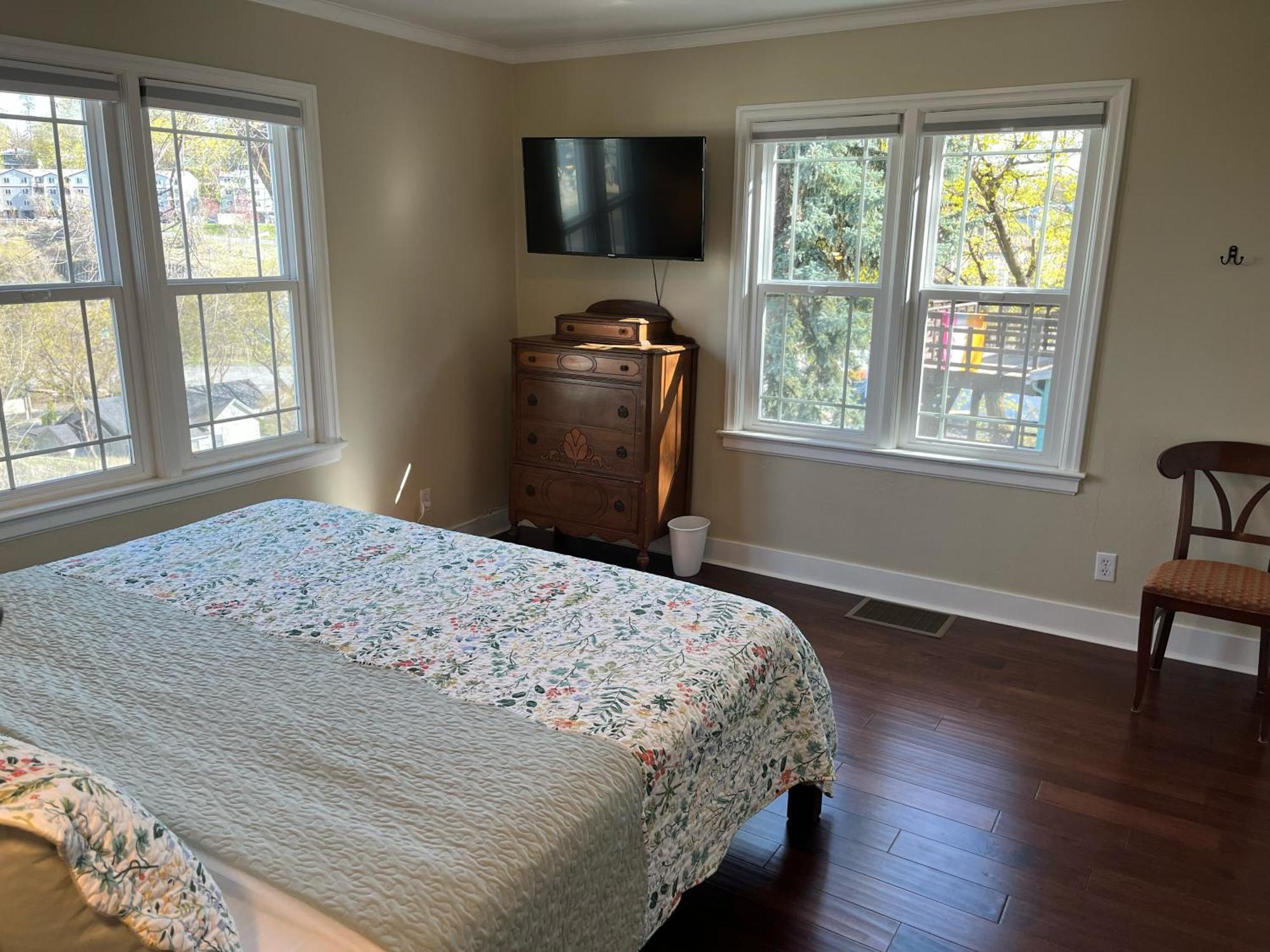 State Street Cottage, 2 *